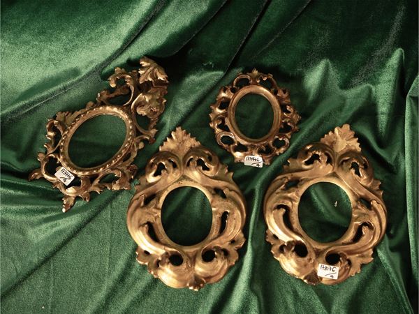 Lotto di piccole cornici in legno intagliato e dorato