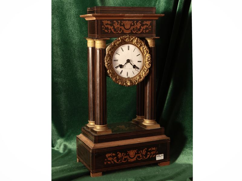 Orologio da tavolo a tempietto in legni esotici