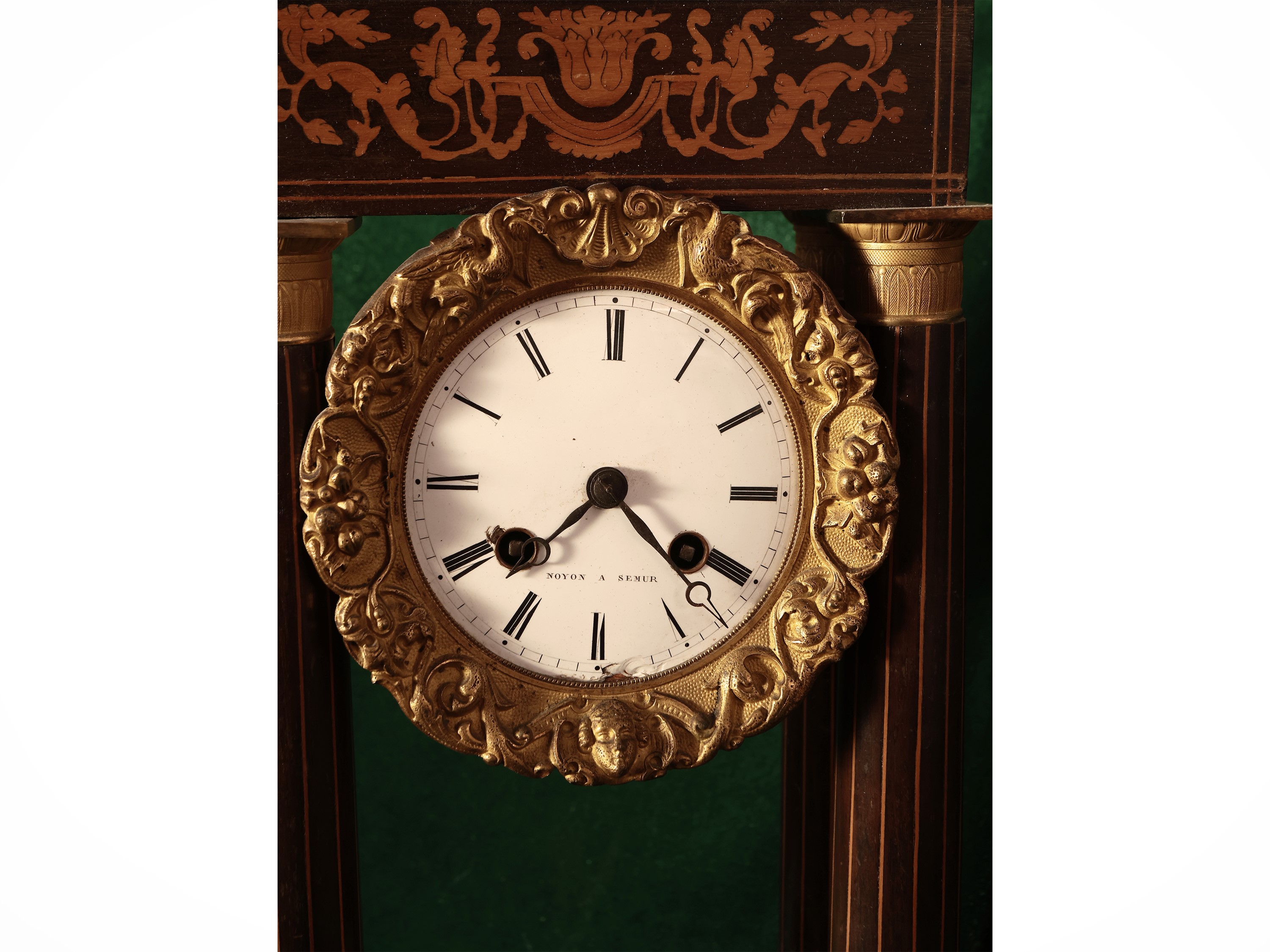 Orologio da tavolo a tempietto in legni esotici