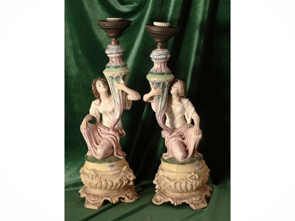 Coppia di lumi da tavolo in ceramica policroma