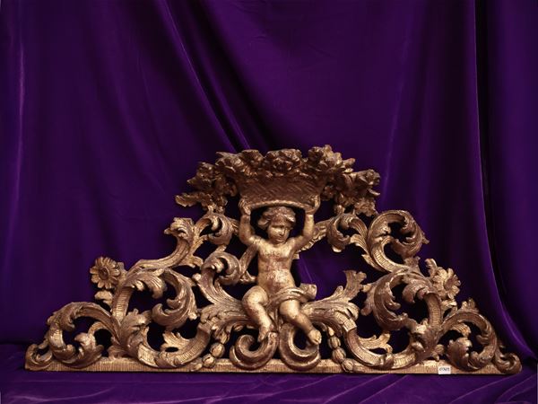 Fregio sovrapporta in legno intagliato e dorato
