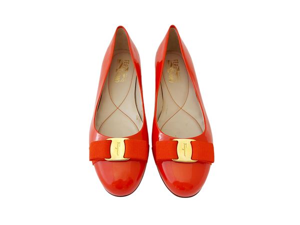 Salvatore Ferragamo - Ballerine in vernice color geranio