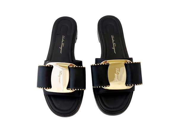 Salvatore Ferragamo - Sandali a fascia in pelle nera