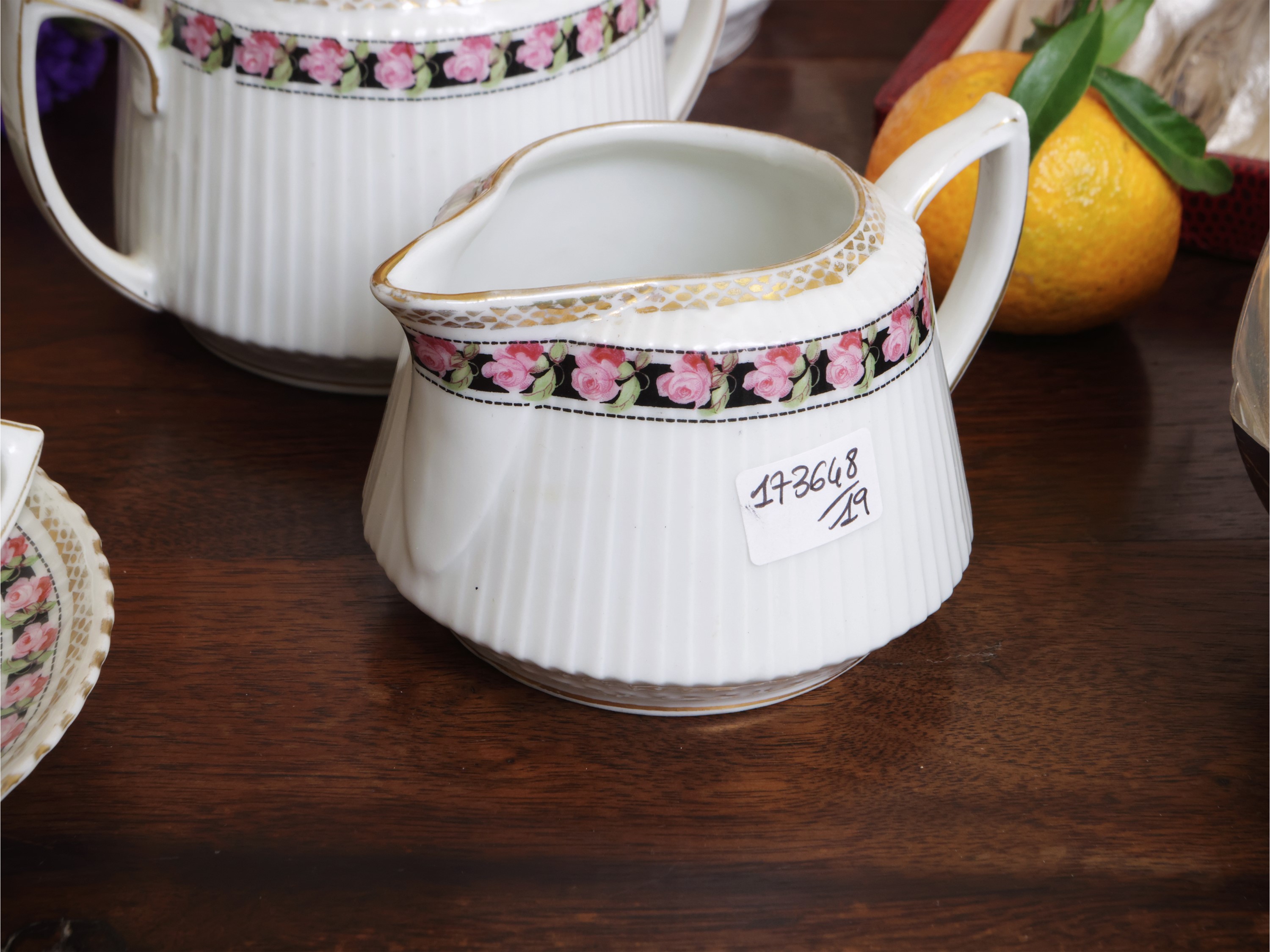 Servizio di accessori per dessert, composto da posate da frutta, servizio da tè in porcellana e s...