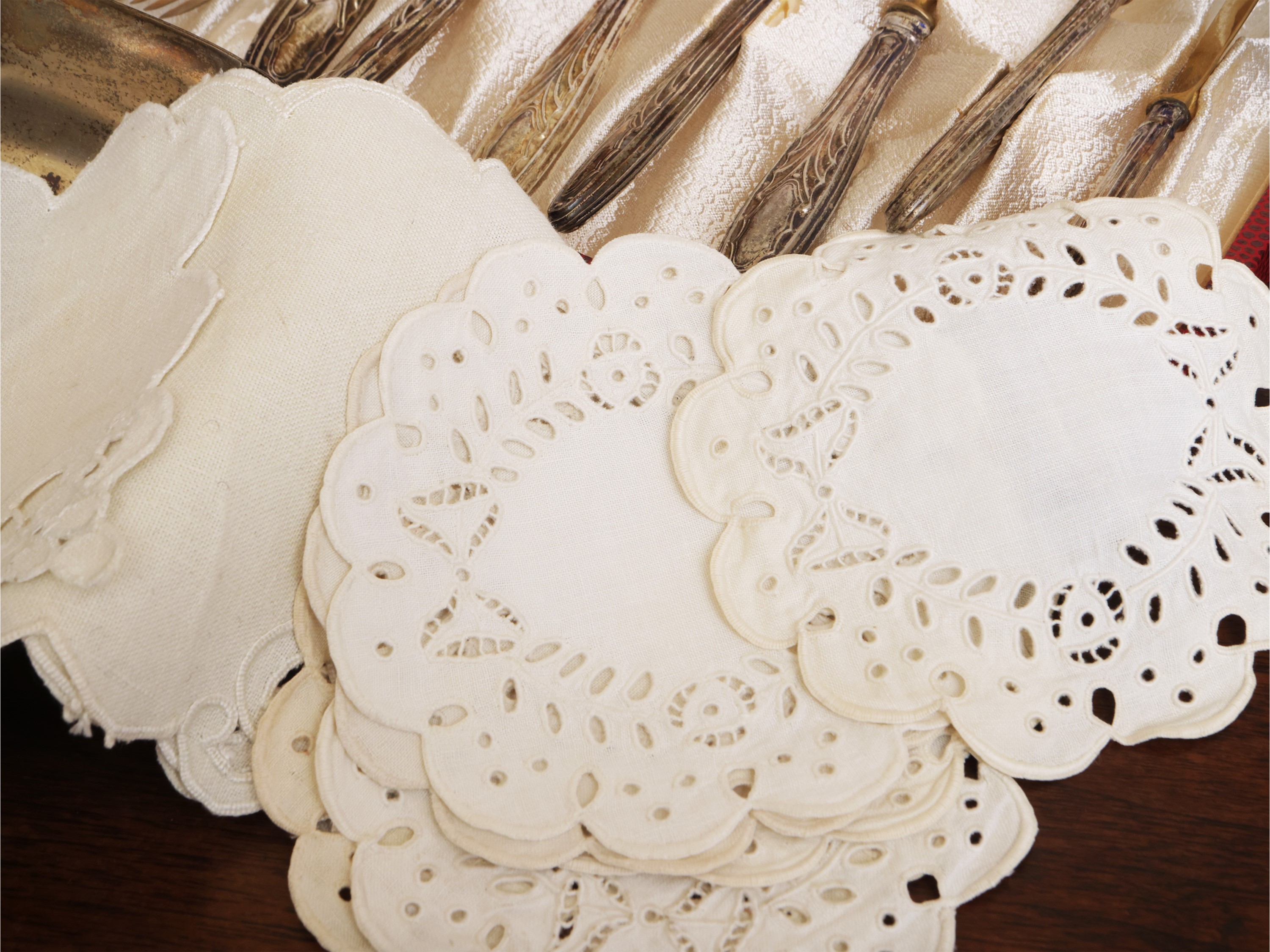 Servizio di accessori per dessert, composto da posate da frutta, servizio da tè in porcellana e s...