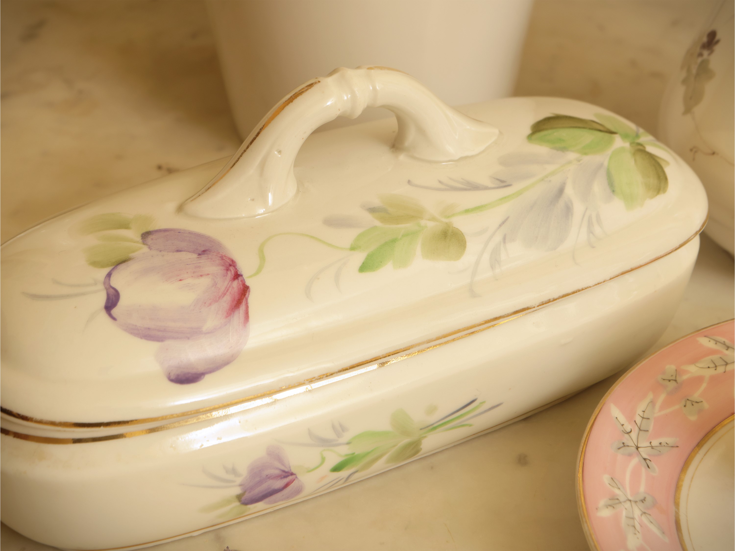 Richard Ginori, Raccolta di porcellane comprese un alto vaso e due oggetti decorativi