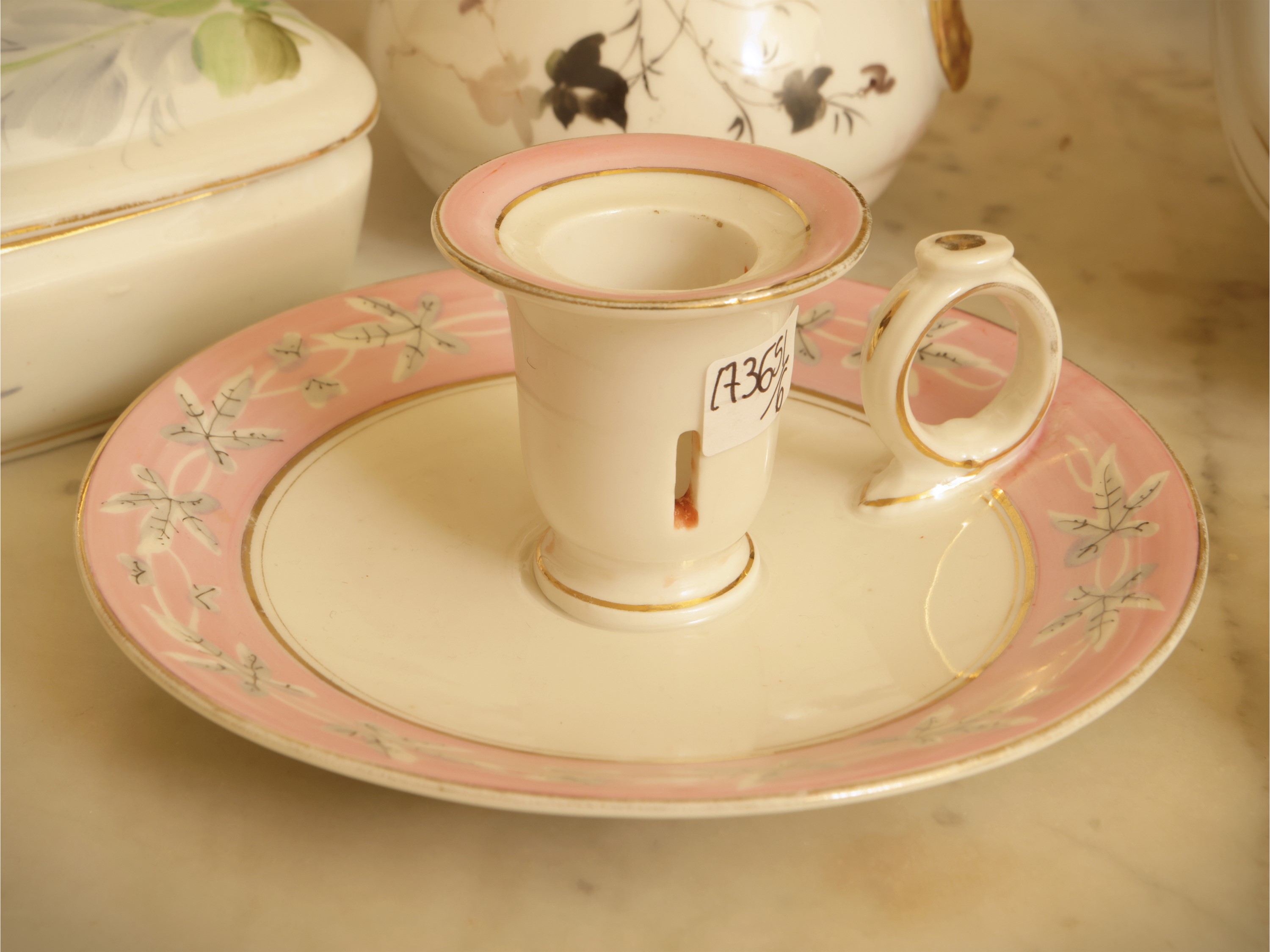 Richard Ginori, Raccolta di porcellane comprese un alto vaso e due oggetti decorativi