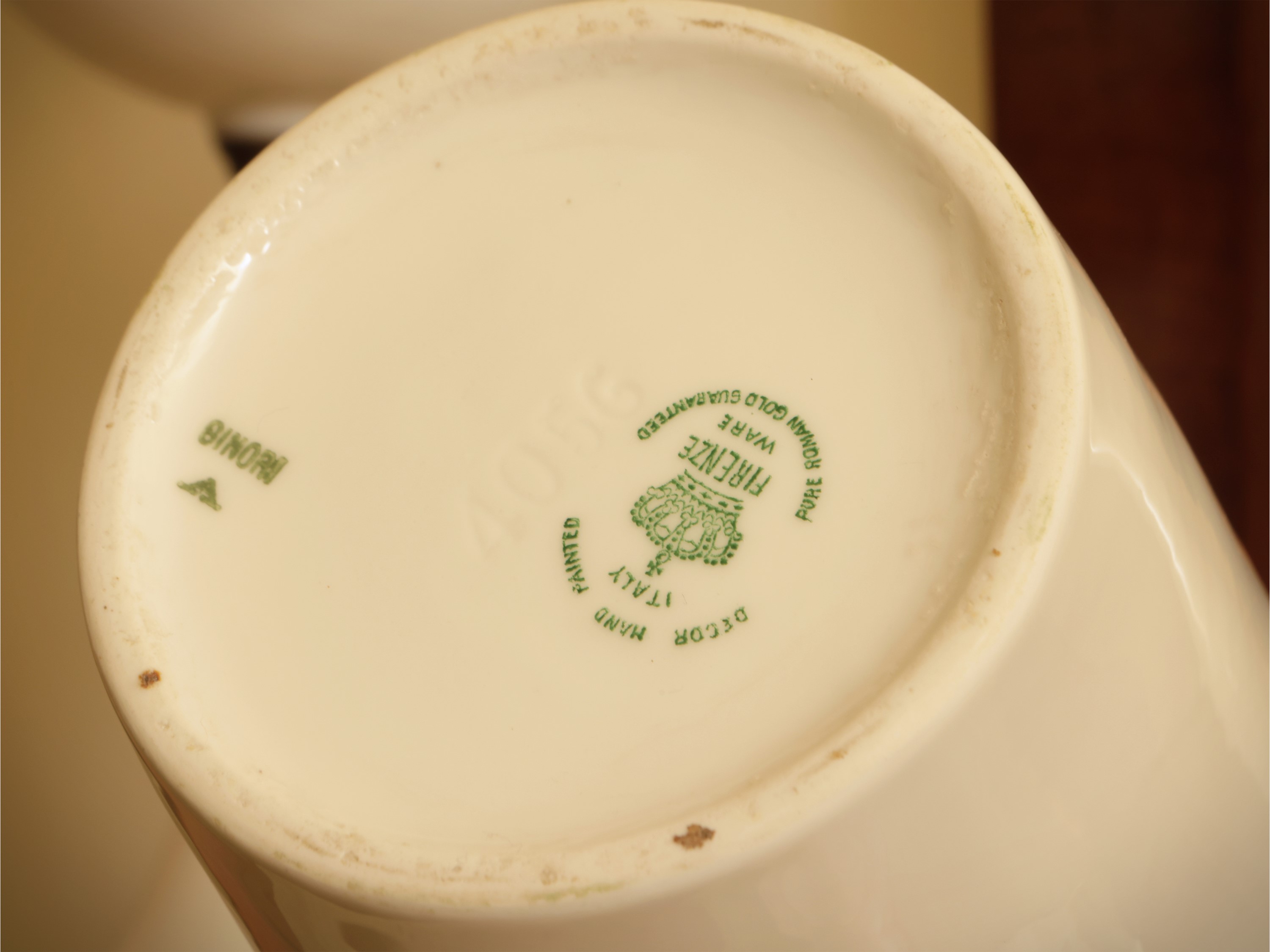 Richard Ginori, Raccolta di porcellane comprese un alto vaso e due oggetti decorativi