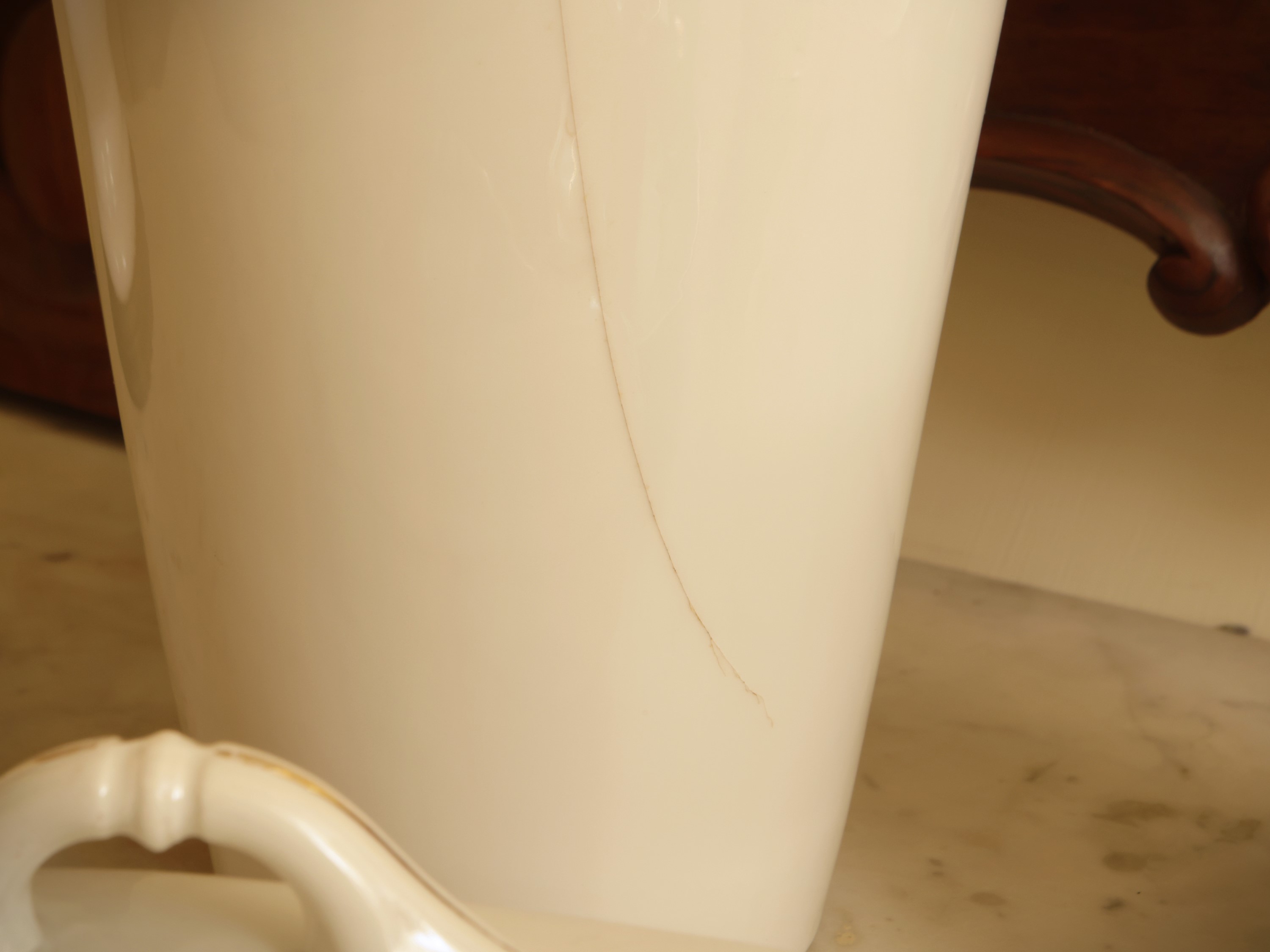 Richard Ginori, Raccolta di porcellane comprese un alto vaso e due oggetti decorativi
