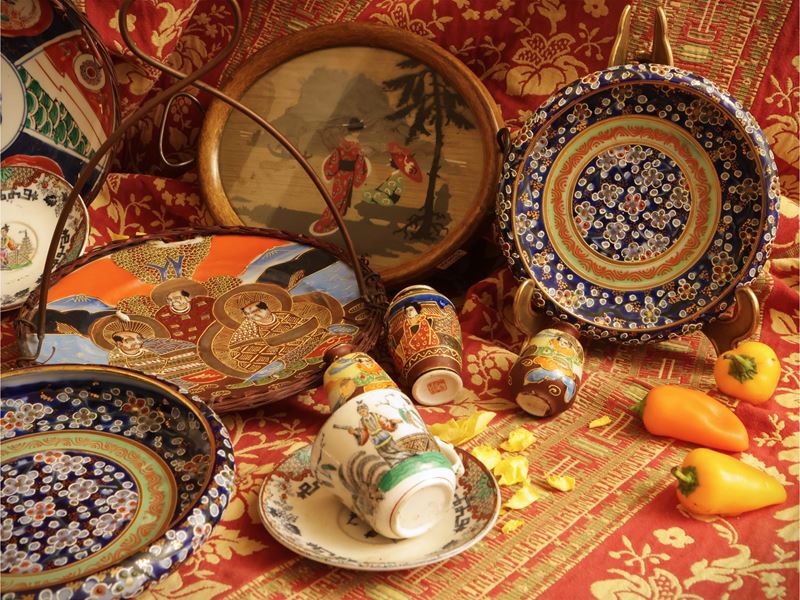 Lotto di chinoserie, Vassoio dipinto ad acquarello e vassoietti rotondi