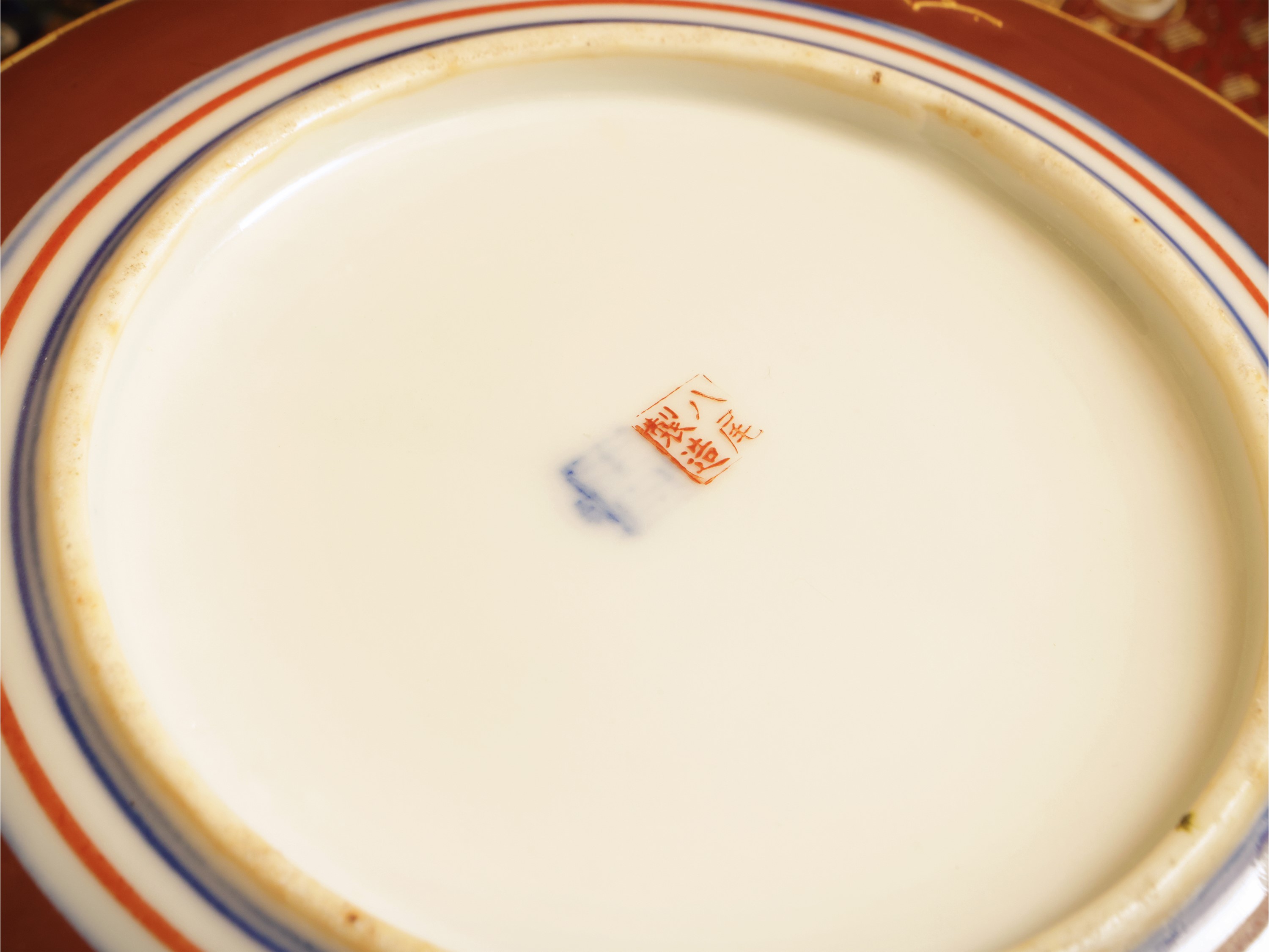 Lotto di chinoserie, Vassoio dipinto ad acquarello e vassoietti rotondi