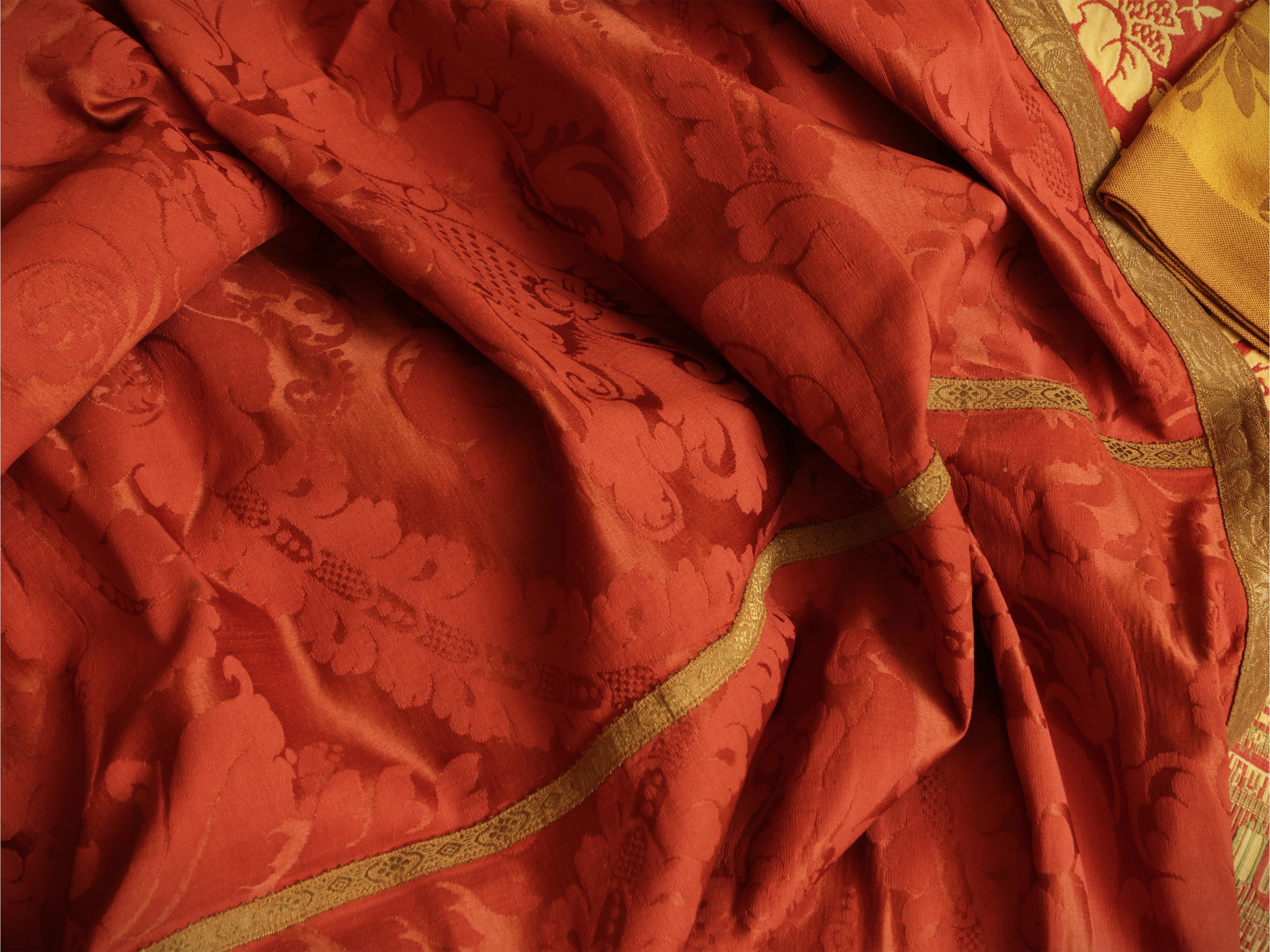 Assortimento di tessuti e tendaggi per la casa, inclusi seta damascata rossa e copricuscini