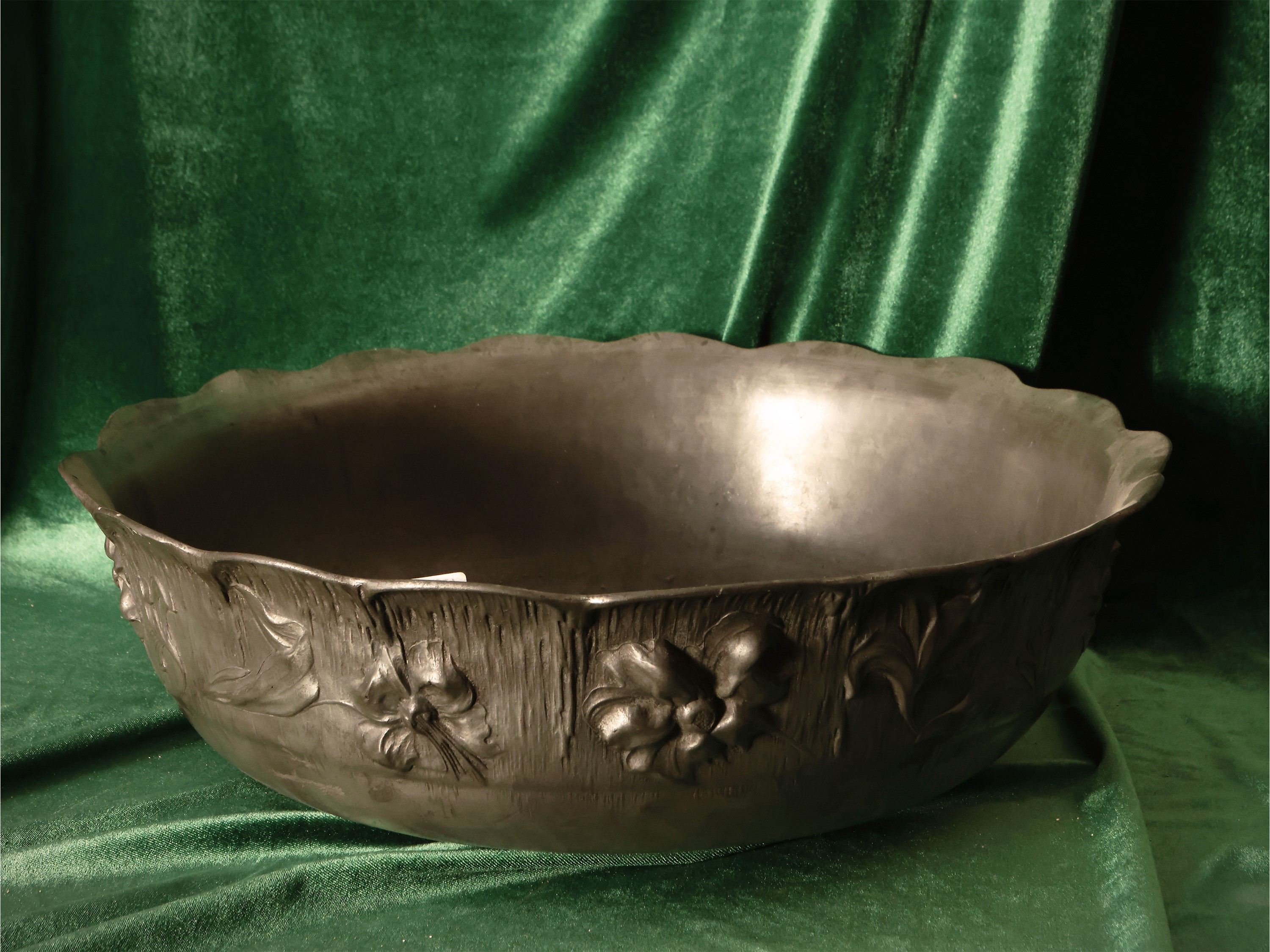Bacile in Peltro di Gusto Art Nouveau