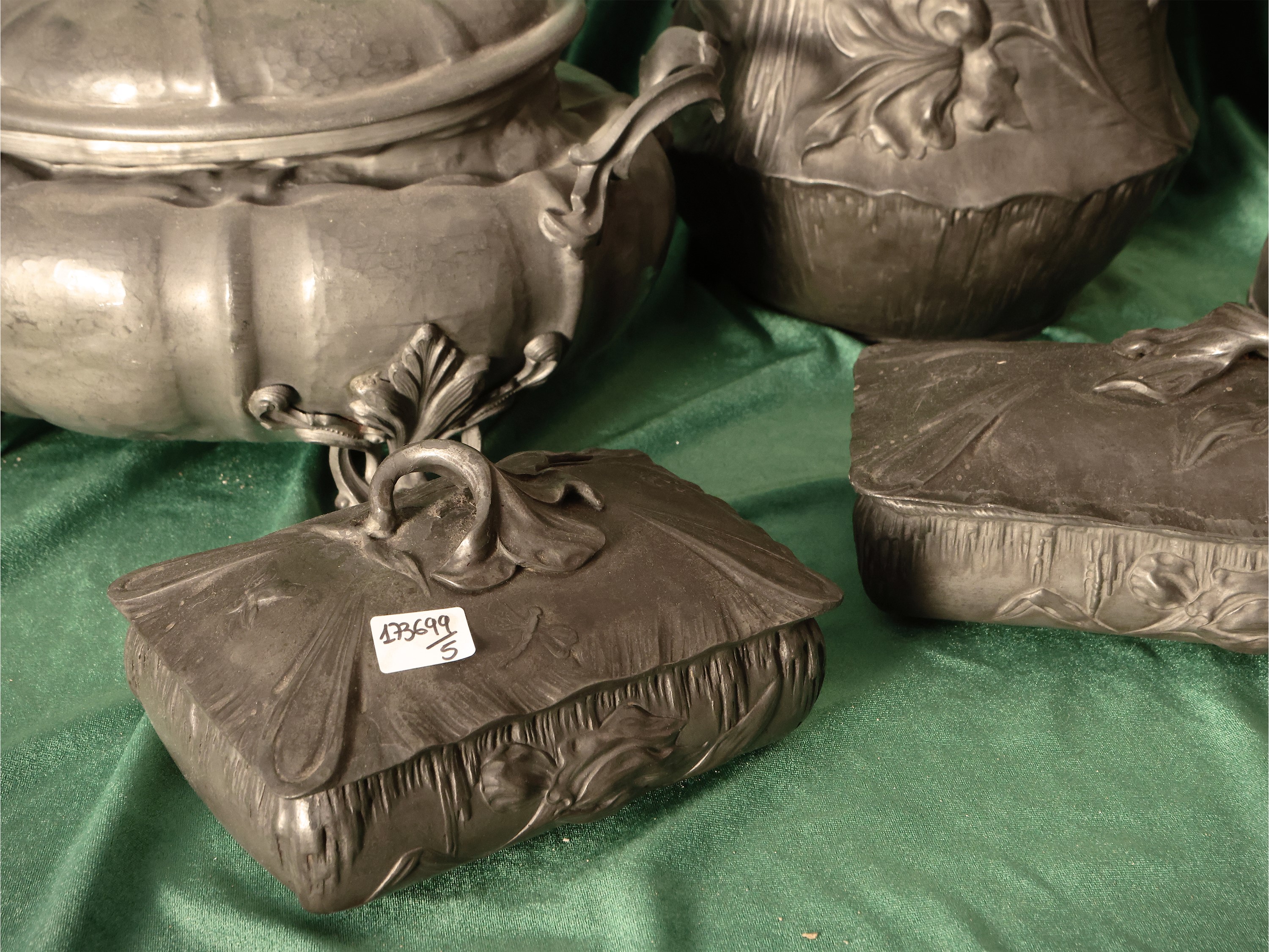 Lotto di Accessori in Peltro di Gusto Art Nouveau