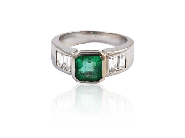 White gold ring with emerald and diamonds