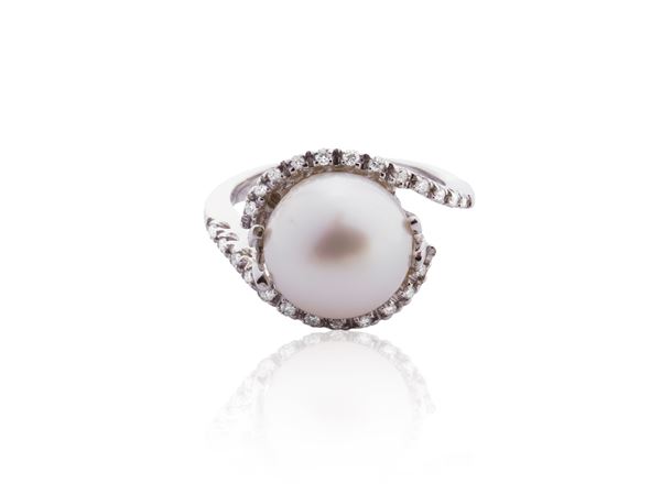 White gold ring with pearl and diamonds