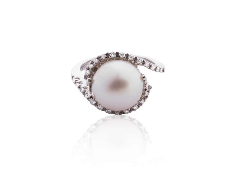 Anello Modello Valentino in Oro Bianco con Perla e Diamanti