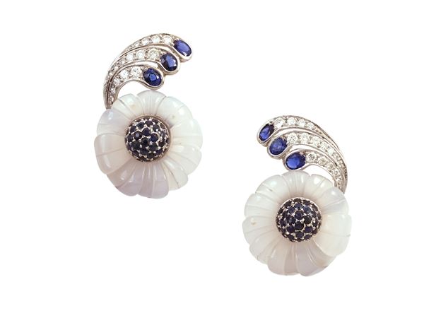 Floral earrings in white gold with diamonds, sapphires and chalcedony