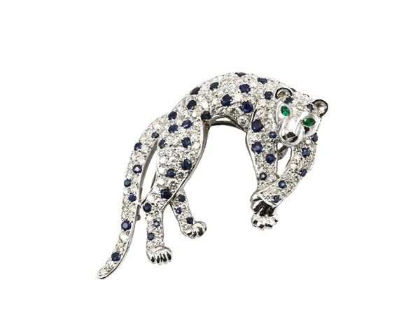 Spilla animalier in oro bianco con diamanti, smeraldi e zaffiri