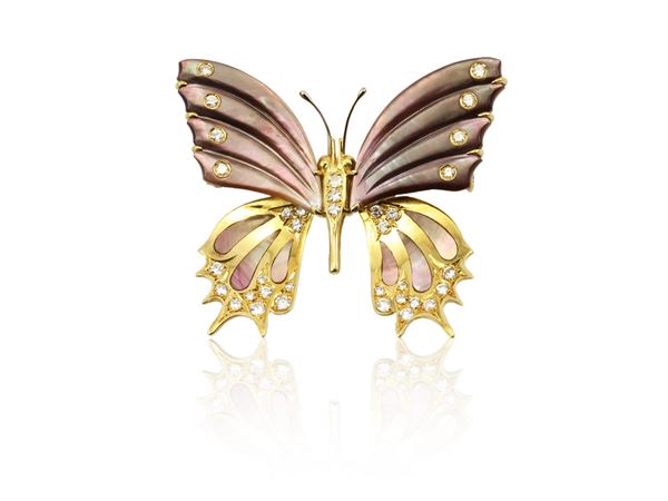 Yellow gold brooch with mother of pearl and diamonds