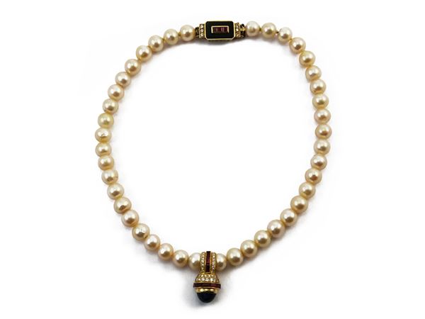 Cultured pearls strands with pendant and clasp in yellow gold with diamonds, rubies and sapphire