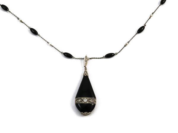 Silver and micropearl necklace with Deco pendant in yellow gold and platinum with diamonds and onyx