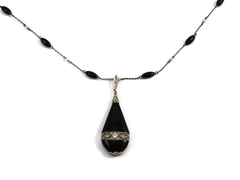 Collana Lunga in Argento e Microperle con Pendente Decò in Oro Giallo e Platino con Diamanti e On...