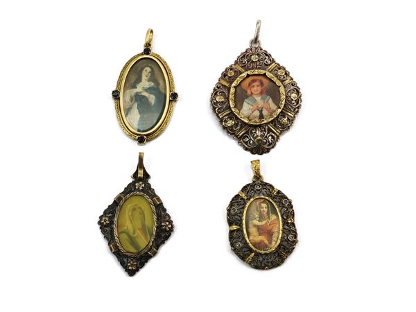 Four pendants in yellow gold and silver with prints and miniatures