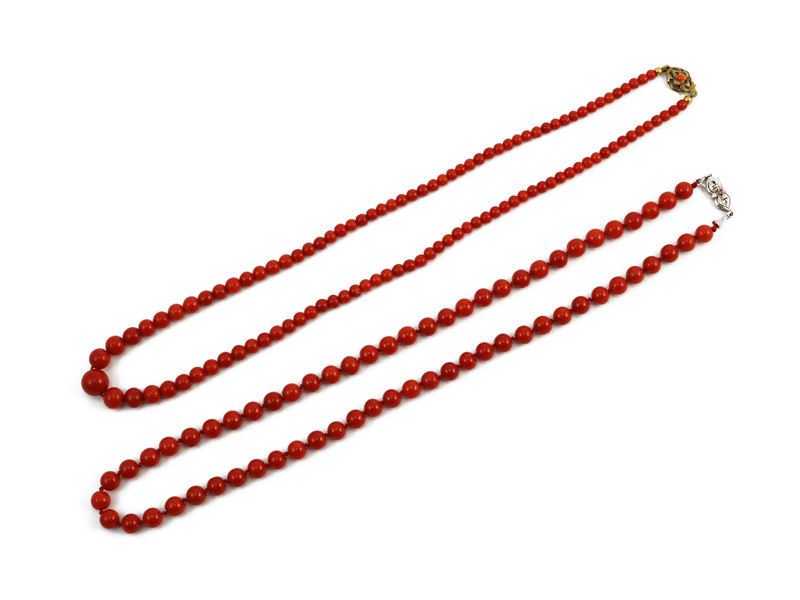Due Fili di Corallo Rosso con Fermezze in Argento Dorato ed in Oro Bianco 585/°°°