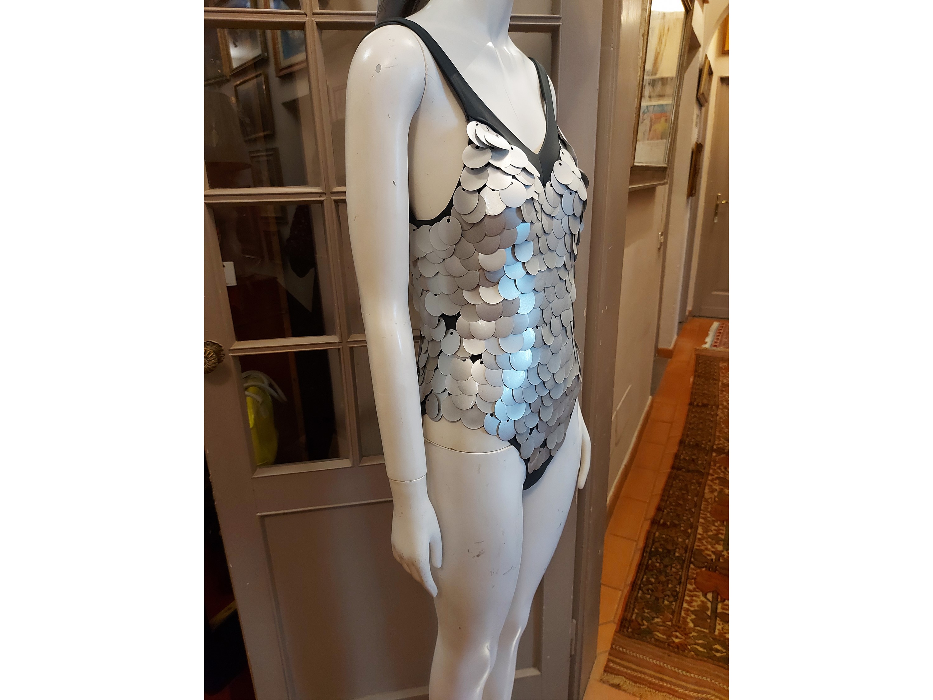 Dolce & Gabbana - Costume intero in lycra grigio con grandi paillettes color argento