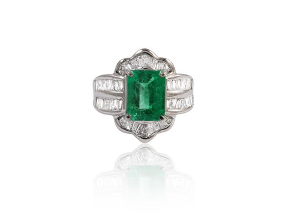 White gold ring with emerald and diamonds