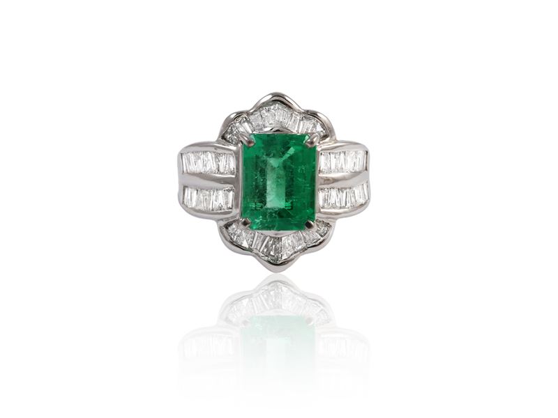 Anello in Oro Bianco con Smeraldo e Diamanti