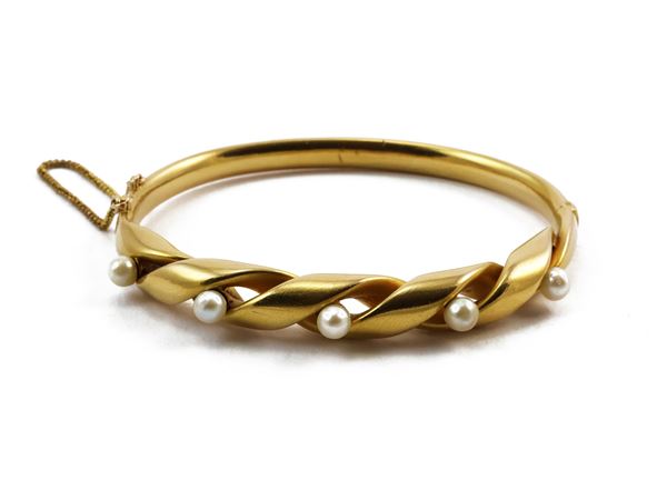 Torchon bangle bracelet in yellow gold with pearls