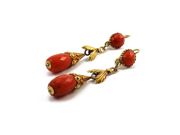Low title yellow gold pendant earrings with corals