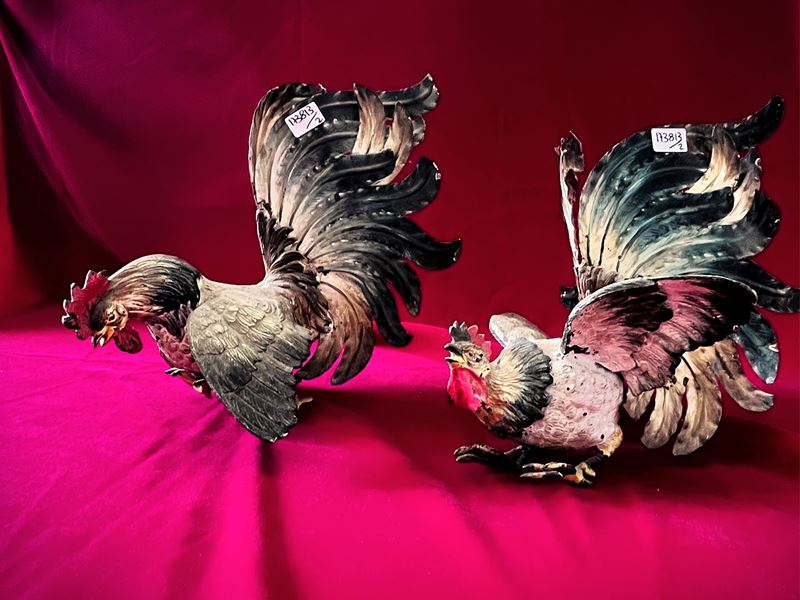 Coppia di figure in metallo smaltato