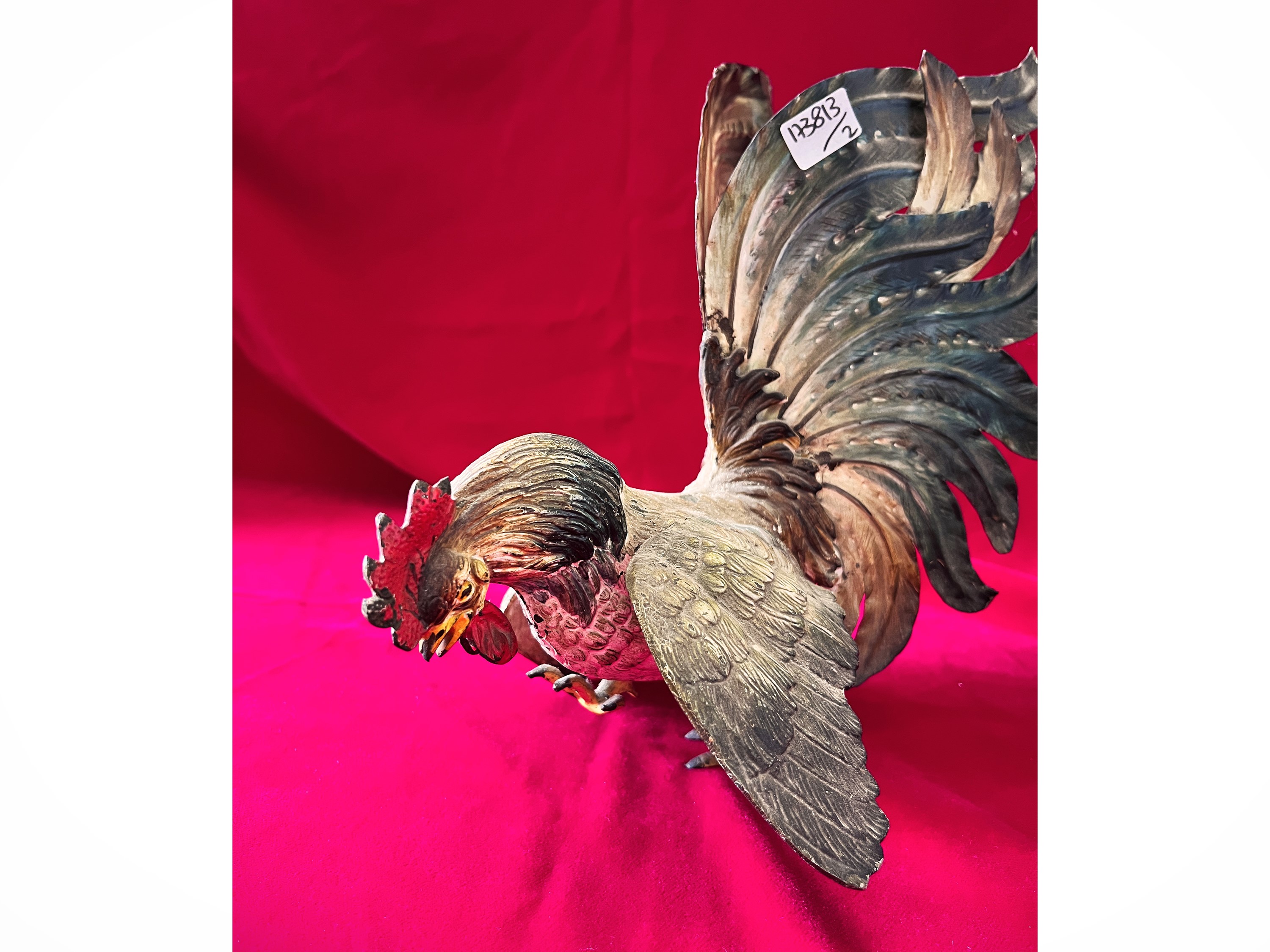 Coppia di figure in metallo smaltato