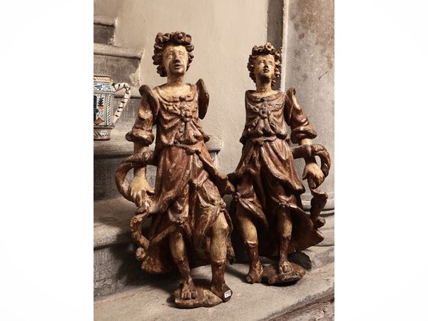 Coppia di angeli in legno intagliato, dorato e laccato