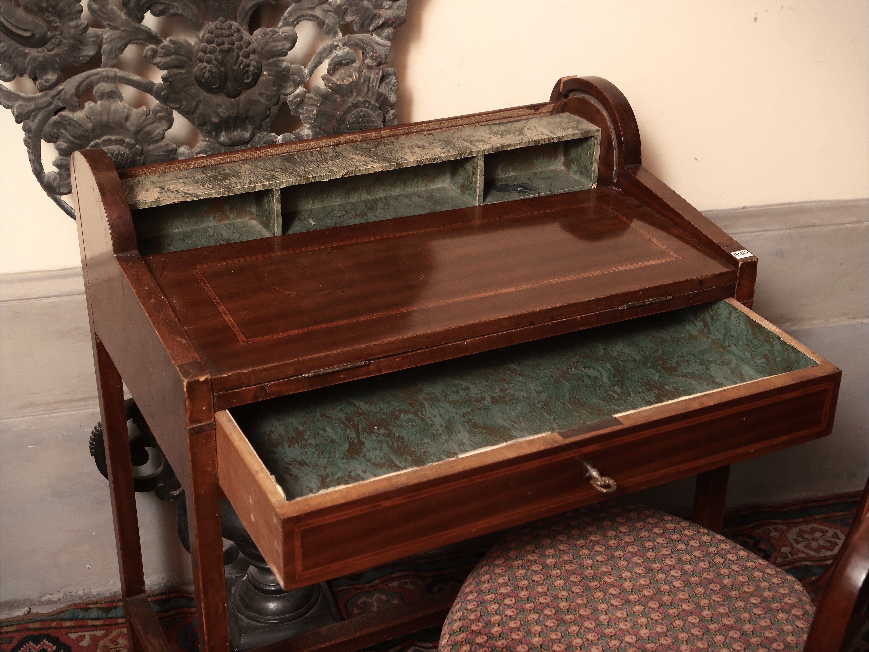 Piccolo scrittoio a rullo per signore in satinwood