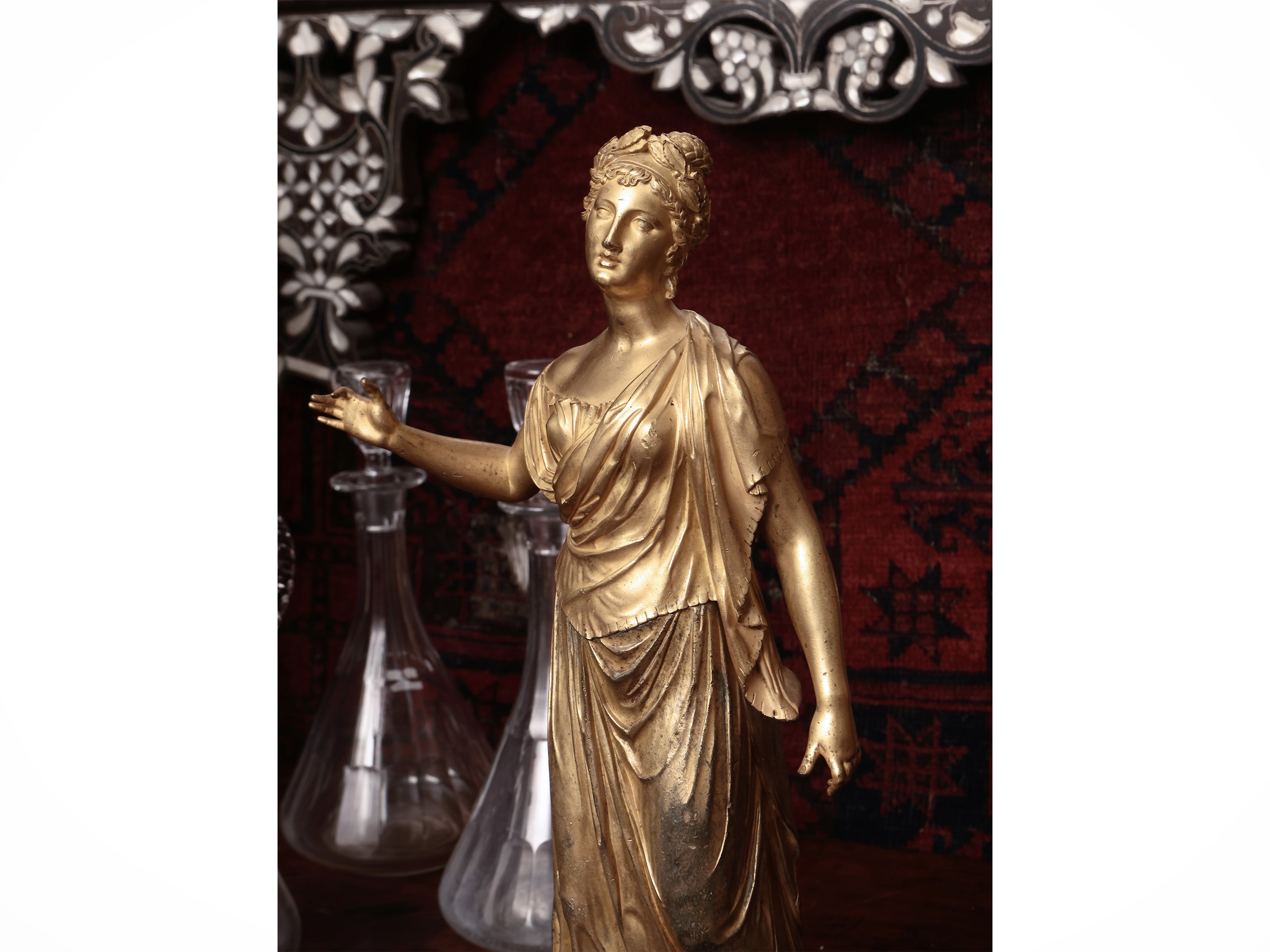 Figura Femminile Neoclassica in Bronzo Dorato