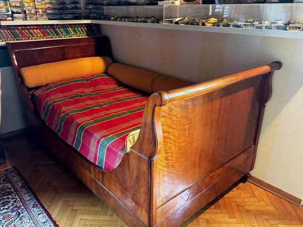 Letto singolo a barca in piuma di mogano