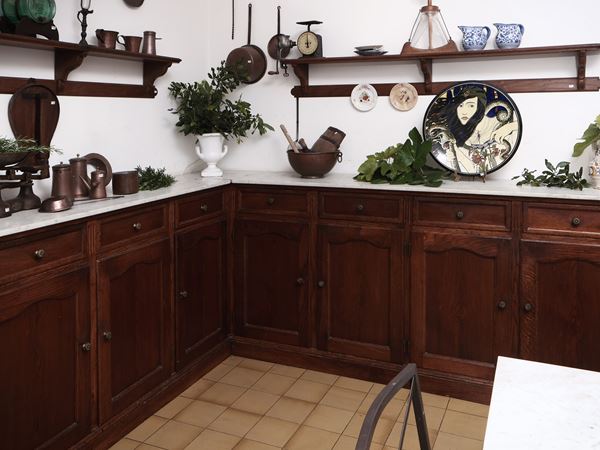 Grande mobile da cucina ad angolo in noce