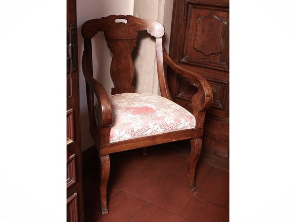 Poltroncina a pozzetto in noce e piuma di noce
