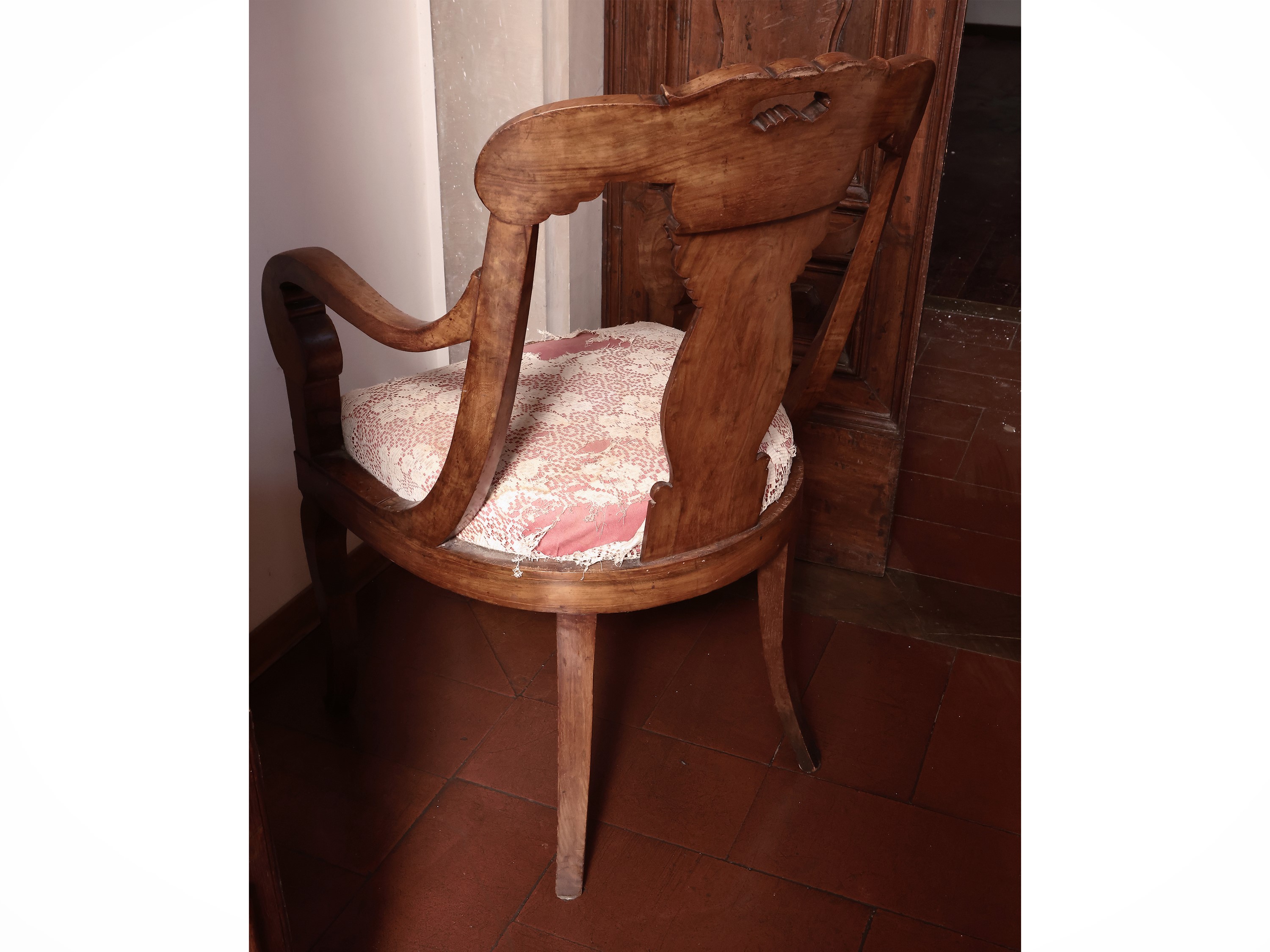 Poltroncina a Pozzetto in Noce e Piuma di Noce