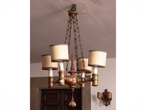 Lampadario in legno intagliato, dorato e laccato