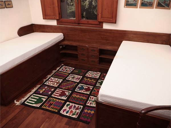 Finimento per camera da letto in stile marina in noce