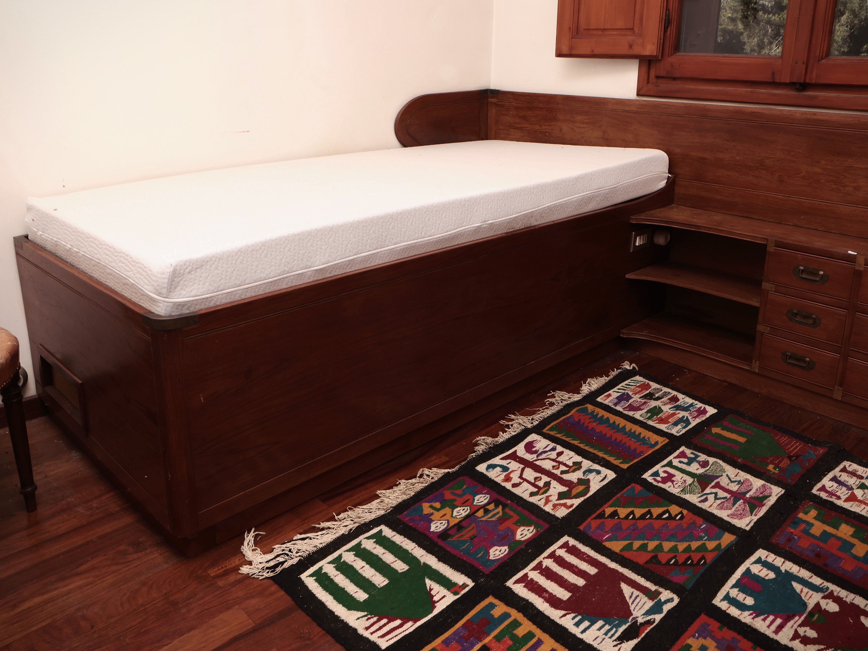 Finimento per Camera da Letto in Stile Marina in Noce