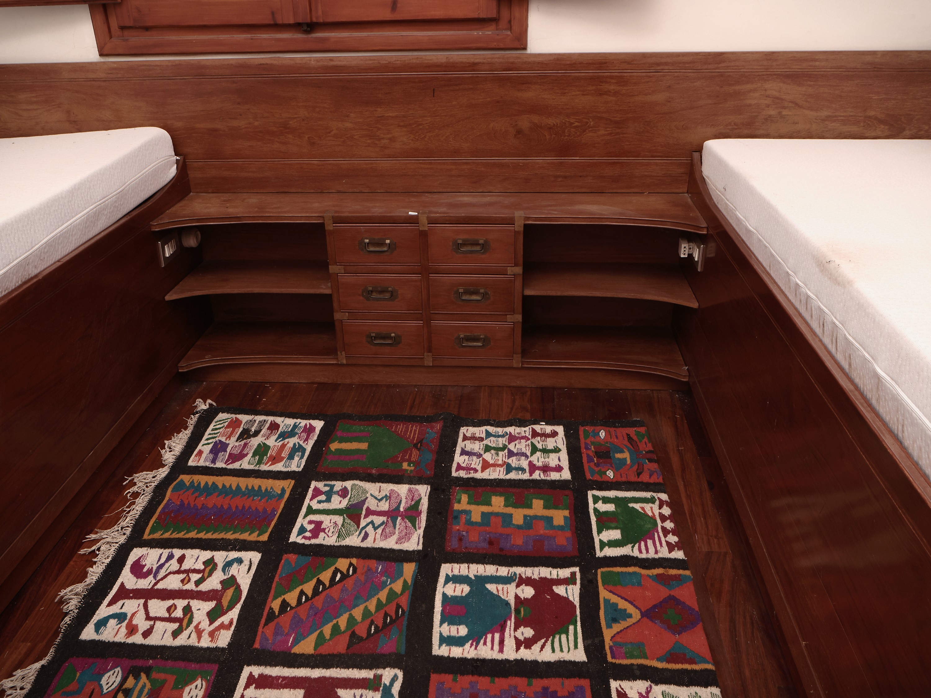 Finimento per Camera da Letto in Stile Marina in Noce