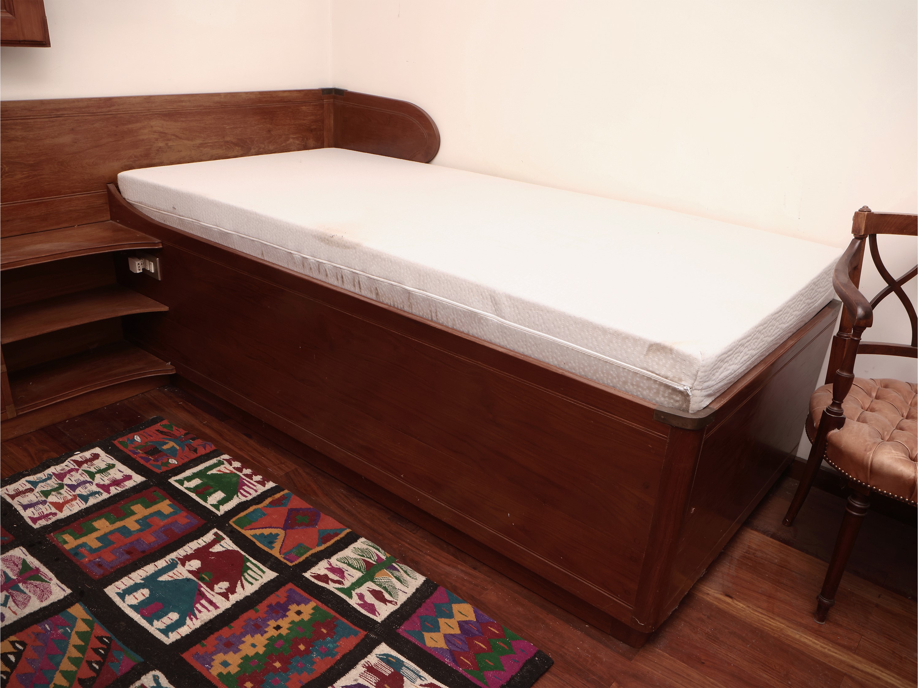 Finimento per Camera da Letto in Stile Marina in Noce