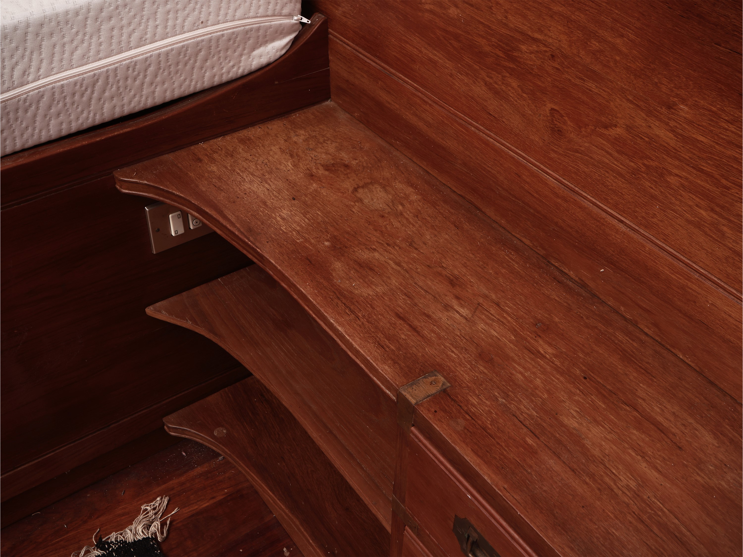Finimento per Camera da Letto in Stile Marina in Noce