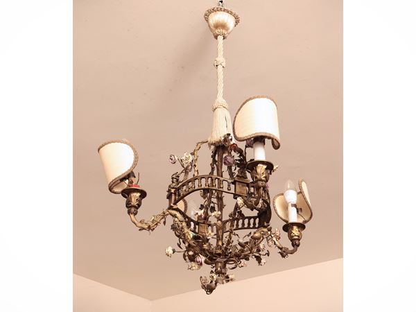Lampadario in metallo dorato e ceramica policroma